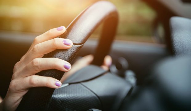 „Am făcut ceva greșit?” O șoferiță a povestit îngrozită cum mașina ei modernă a frânat singură pe autostradă, la viteze mari, de mai multe ori