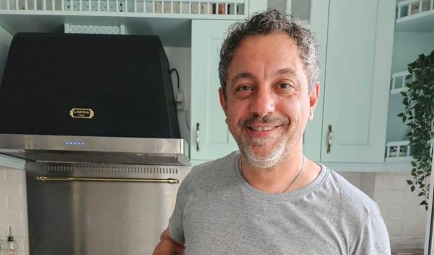 Rețeta lui Sorin Bontea de vinete la cuptor cu sos de roșii și iaurt grecesc. Secretul care dă un gust mediteraneean