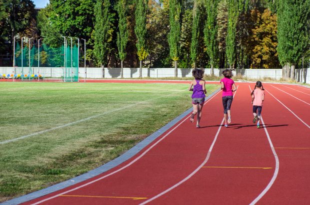 Echipamente sportive pentru copii sub 100 de lei disponibile la Decathlon, Intersport și H&M