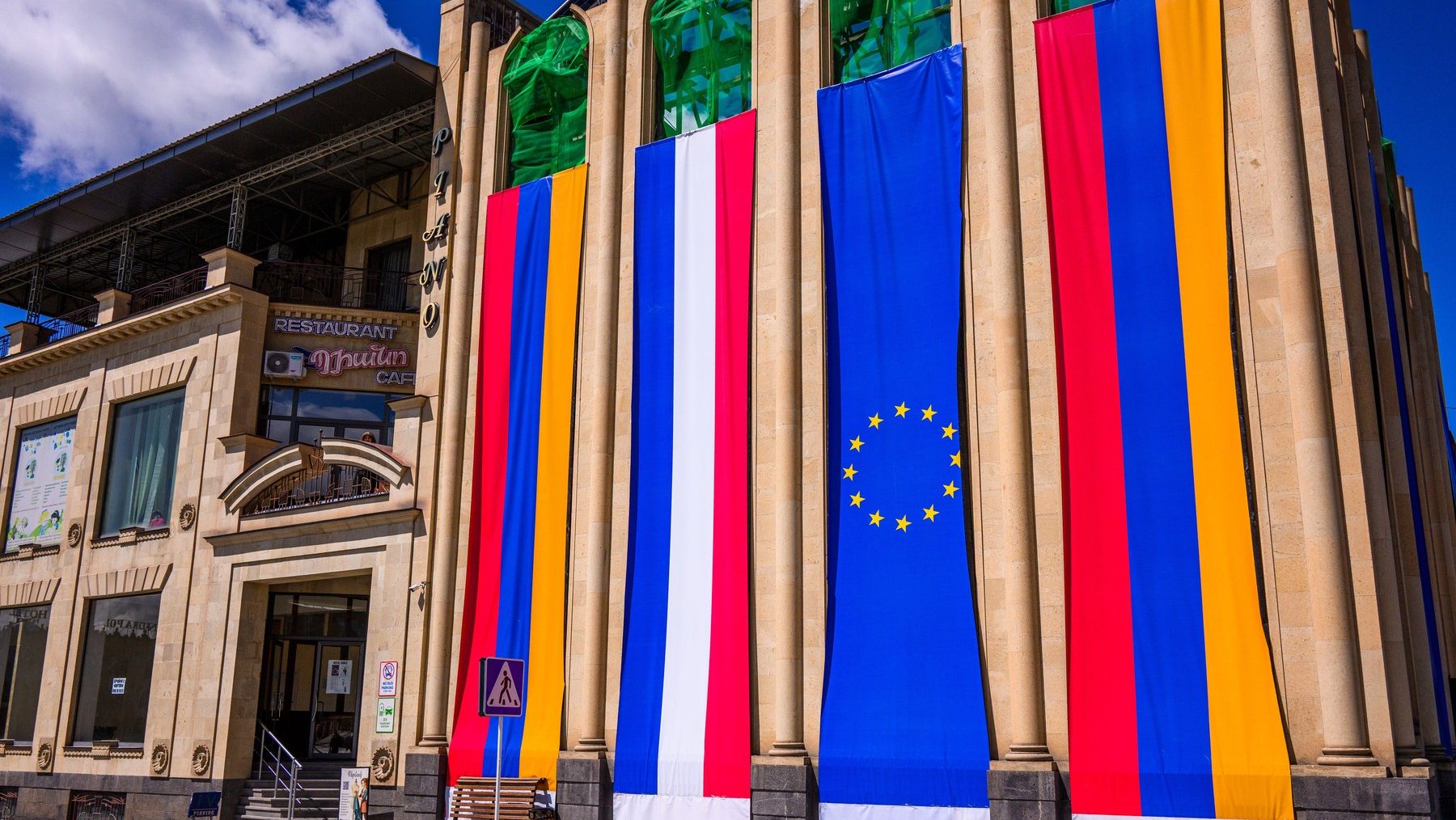 UE va examina „cu interes” o eventuală cerere de aderare din partea Armeniei, care caută să se desprindă de Rusia