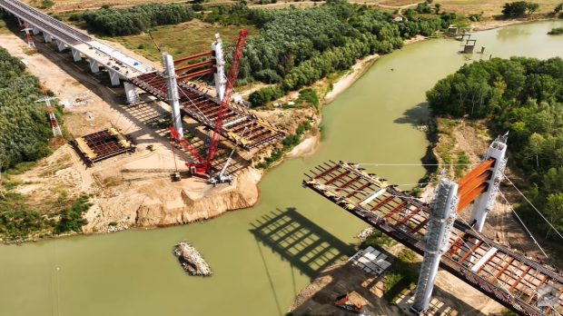 Când începe montarea ultimului tablier metalic la podul hobanat peste râul Siret de pe Drumul Expres Brăila-Galaţi