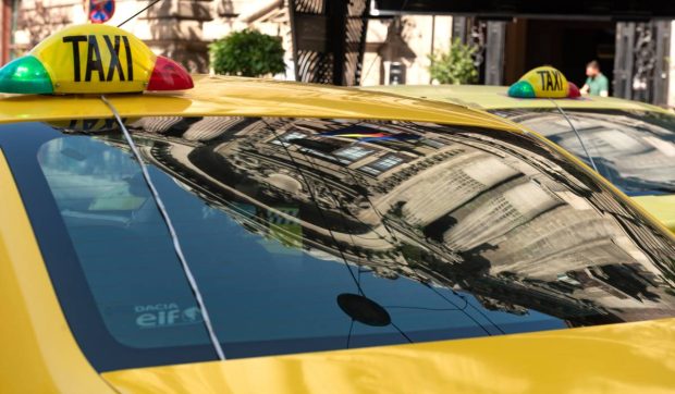 Taxiurile din București s-ar putea scumpi. Câți bani în plus am putea plăti pe o singură cursă