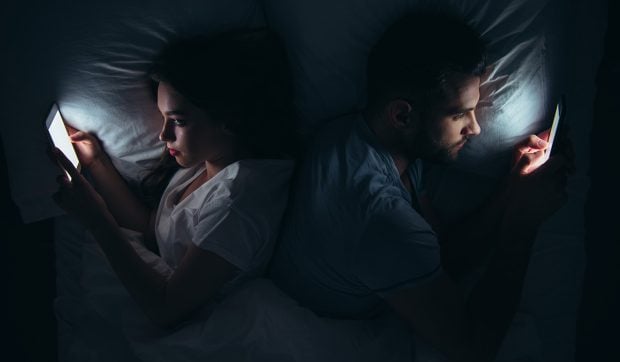 Ce se întâmplă cu tine dacă nu folosești telefonul înainte de culcare timp de o săptămână