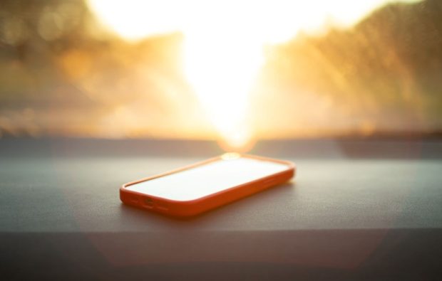 Ce se întâmplă dacă lași telefonul în soare, pe caniculă