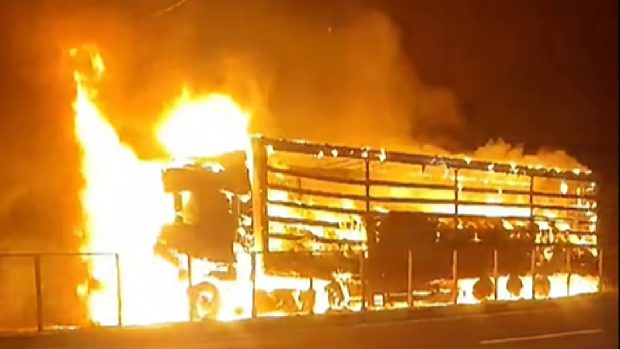 Incendiu puternic la un TIR încărcat cu bomboane pe DN 5, în apropiere de Daia