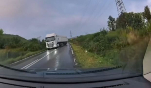 Două TIR-uri au derapat, unul după altul, la câțiva centimetri de o mașină, în Tulcea. Momentul incredibil, filmat de o cameră de bord
