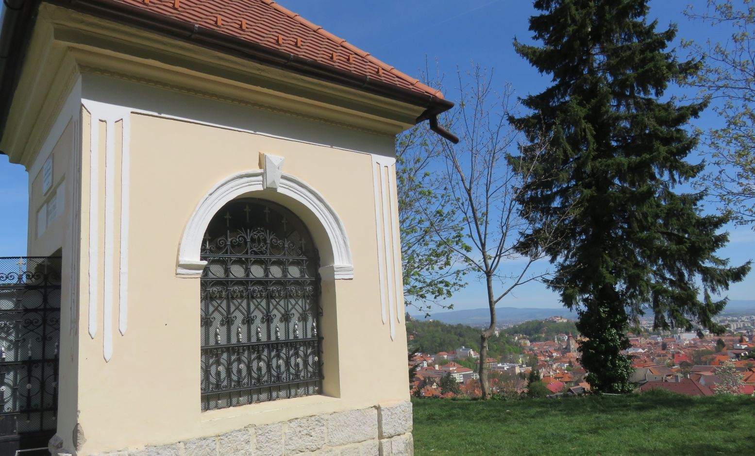 Troițe istorice din Șcheii Brașovului, vechi de sute de ani, restaurate cu fonduri europene de 2 milioane de euro