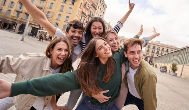 Gen Z și Milenialii călătoresc diferit. Unde își petrec vacanțele cele două generații și cum își fac alegerile