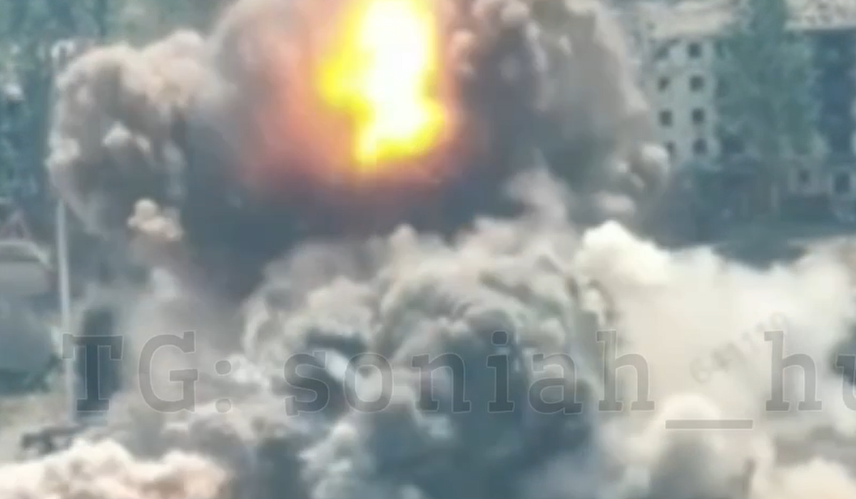 Ucraina lovește cu bombe ghidate o bază militară rusă, imagini din satelit arată distrugerile