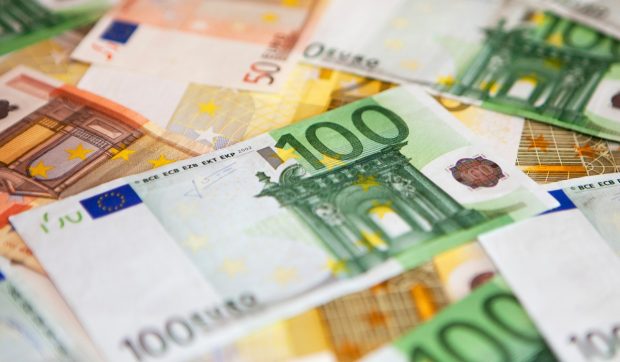 Înșelătorie la locul de muncă: un ieșean rămâne fără economiile strânse pentru nunta fiicei după ce un coleg îi folosește cardul pentru echipamente de pescuit