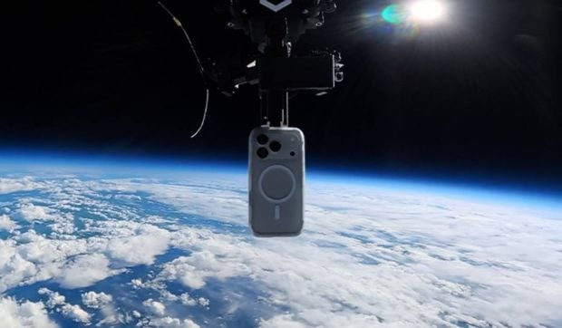 Un telefon mobil a fost aruncat de la 30.607 de metri, din stratosferă, și a fost găsit intact după 5 ore