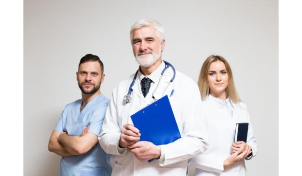 Ce înseamnă, de fapt, culoarea uniformei unui cadru medical: cod nescris sau regulă oficială
