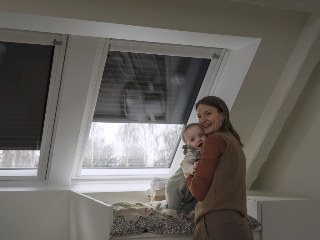 Mai aproape de natură: cum transformă alegerea ferestrelor de mansardă potrivite locuința unei familii