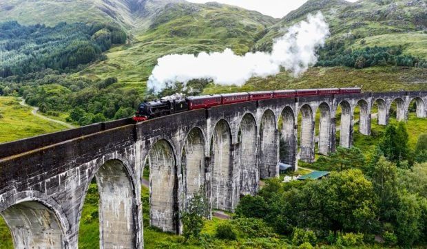 Cele mai captivante călătorii cu trenul din lume: de la legendarul „Hogwarts Express” la trenul din Peru cu oxigen suplimentar