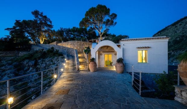 Insula privată Isca de pe Coasta Amalfi, refugiu exclusivist la 300.000 de euro pe săptămână