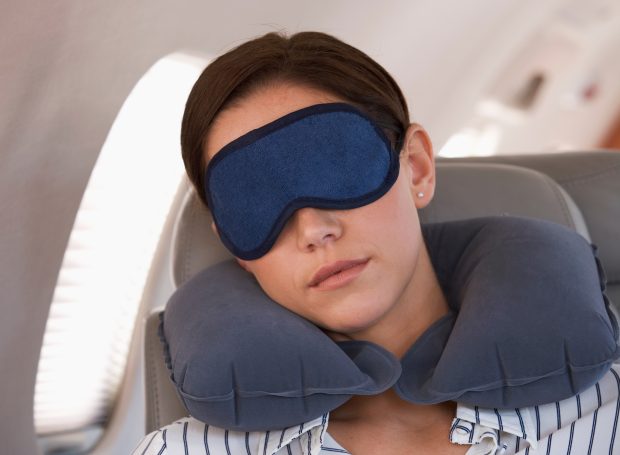 Regula puțin știută a Wizz Air: pasagerii riscă o taxă de până la 65 de euro dacă își iau cu ei o pernă pentru gât