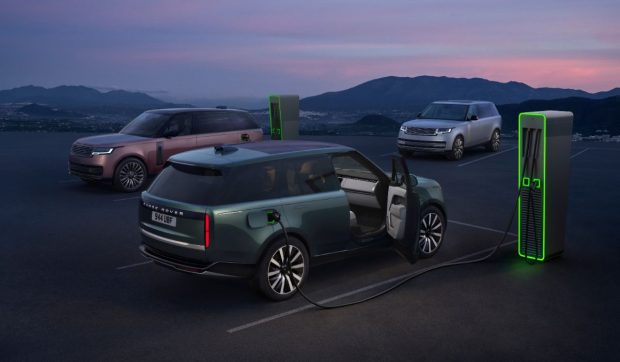 Range Rover devine electric: 600 km autonomie și 550 CP. Costă 154.070 de lire și arată aproape la fel ca modelul V8
