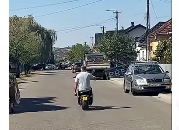 Un viceprimar a dus un obuz de calibrul 75 în mână, pe un scuter, la secția de poliție. Cum a reacționat polițistul