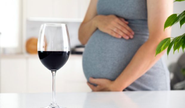 Consumul de alcool în sarcină în România: o realitate alarmantă și miturile care pun în pericol sănătatea fătului