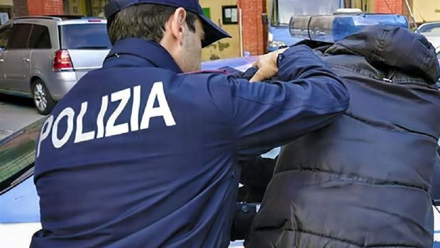 Român beat arestat în Italia după ce a încercat să o abuzeze pe fiica de 14 ani a concubinei sale. Cum s-a salvat adolescenta