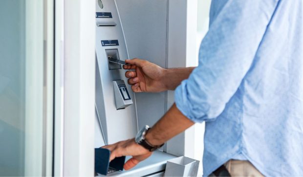 Banii din toate bancomatele se vor putea scoate personalizat: schimbarea majoră cu care BNR și Guvernul sunt de acord
