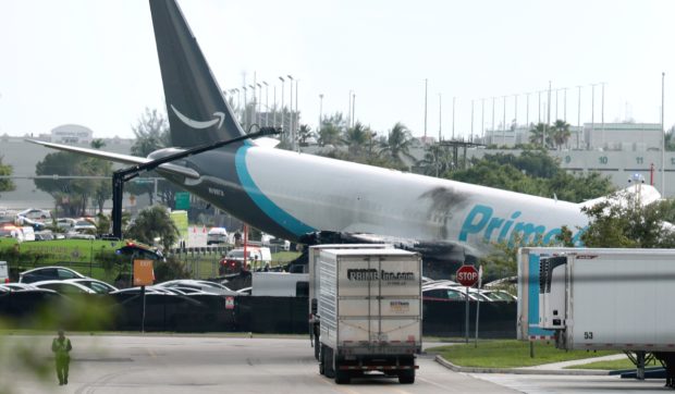 Cinci oameni au murit după ce un avion cargo Amazon a ieșit de pe pista aeroportului din Miami, a lovit mai multe vehicule și a luat foc