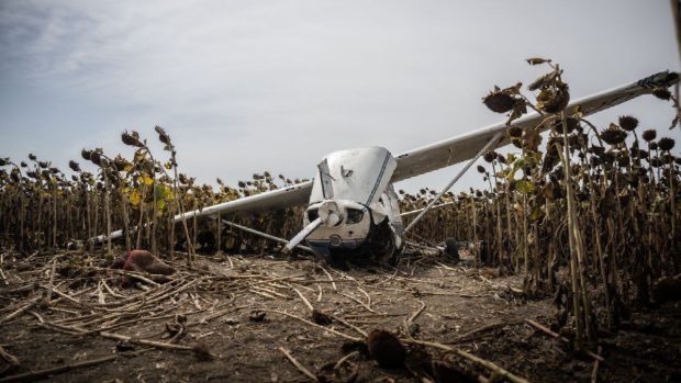 „Eram prea beat, nu-mi amintesc nimic! N-am permis, n-am pilotat nici pe simulator”. Declarațiile tânărului care a furat un avion Cessna și a aterizat cu el lângă centrala nucleară Paks