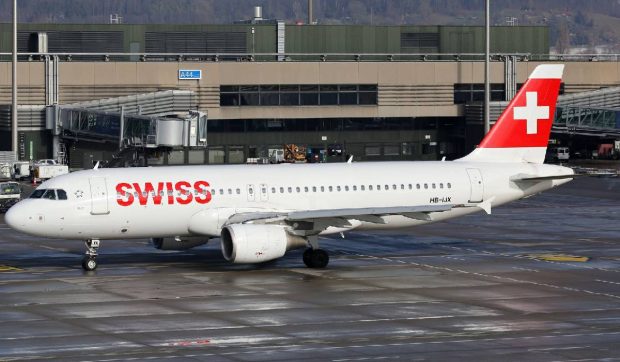 Un bărbat care însoțea 44 de cultivatori de brazi de Crăciun a aflat cu stupoare că e dat afară dintr-un avion spre Budapesta, chiar înainte de decolare