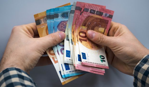 Un bărbat face o muncă de care mulți fug și câștigă până la 535 de euro în doar două ore, în Anglia. A reușit să-și cumpere o casă din banii obținuți