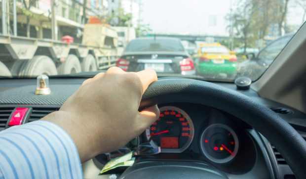 Greșeala pe care o fac mulți șoferi la semafor și care poate afecta motorul mașinii