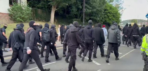 Bărbați mascați cu cagule și îmbrăcați în negru blochează portul Dover din Marea Britanie, în semn de protest față de imigranți