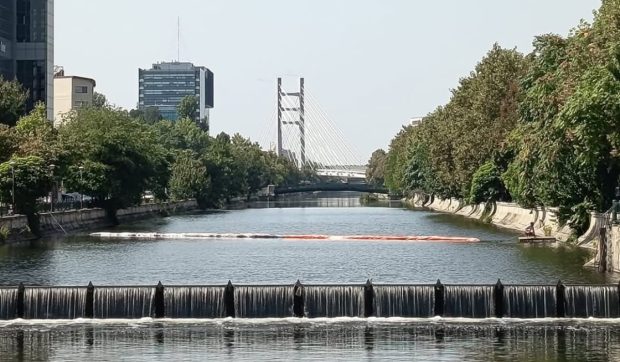 Inovație ecologică pe râul Dâmbovița: bariera „șerpișor” construită din bidoane reutilizate oprește gunoaiele din capitală
