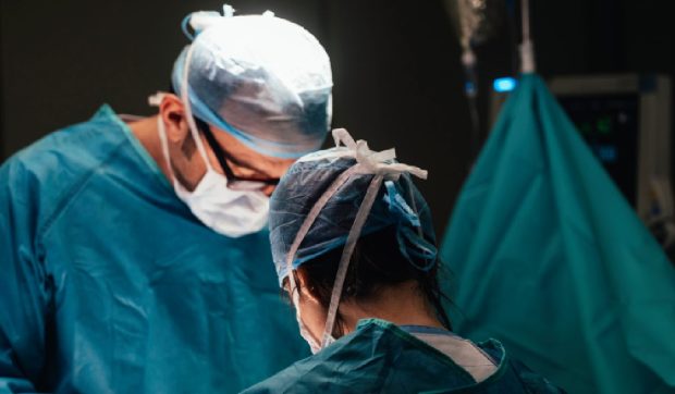 „Nu s-a înscris niciun medic rezident la bursa NeuroVida”. Lectia dură din neurochirurgia românească și povestea tânărului Radu