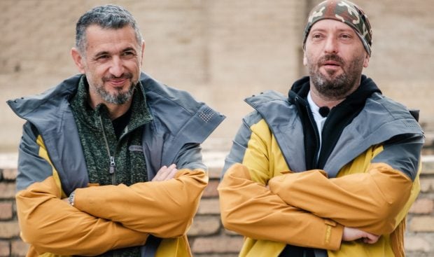 Ce au pățit Cheloo și Mihai Ban în timpul filmărilor la „Asia Express” 2026. Mașina în care se aflau a fost oprită de poliție