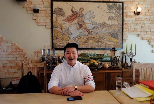 Chinezul Gelu e fascinat de țara noastră, mănâncă sarmale și se declară pe jumătate român. Lecția de patriotism a unui iubitor de România