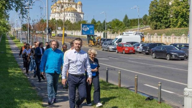Ciprian Ciucu a mers 7 kilometri pe jos în București și l-a sunat pe primarul Vlad Popescu Piedone: „Nu vom mai avea trotuare pline de mașini în centru”