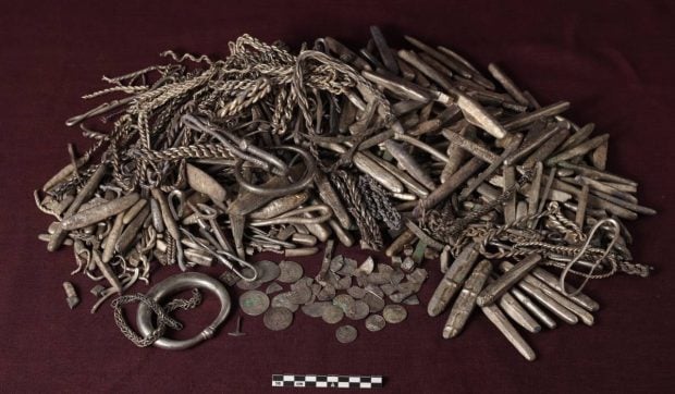În anii 900, vikingii au îngropat 18,5 kilograme de argint într-un vas. În 2026, un bărbat care își făcea o terasă a găsit comoara