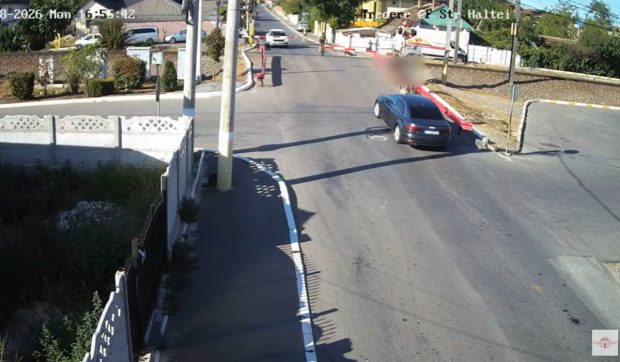 Doi copii pe biciclete au traversat calea ferată printre barierele coborâte, cu doar câteva secunde înainte de trecerea trenului, în Constanța   | VIDEO