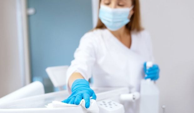 Nu se cumpără cel mai ieftin, se cumpără cel „potrivit”: cum se decide, de fapt, ce dezinfectant ajunge în spital