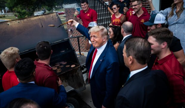 Cum vrea Donald Trump să salveze burgerii din SUA, una dintre mâncărurile lui preferate