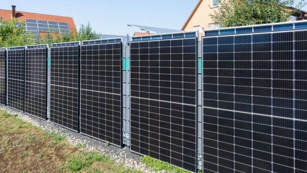 Panouri solare în loc de gard: cât costă invenția care produce mai mult curent decât panourile înclinate