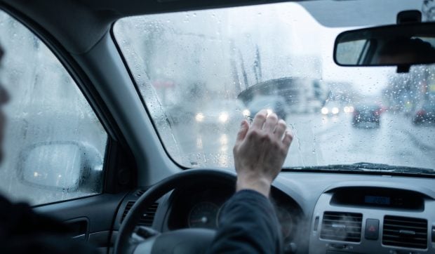 Trucul simplu și ieftin cu șosete care face să nu se mai aburească geamurile mașinii tale