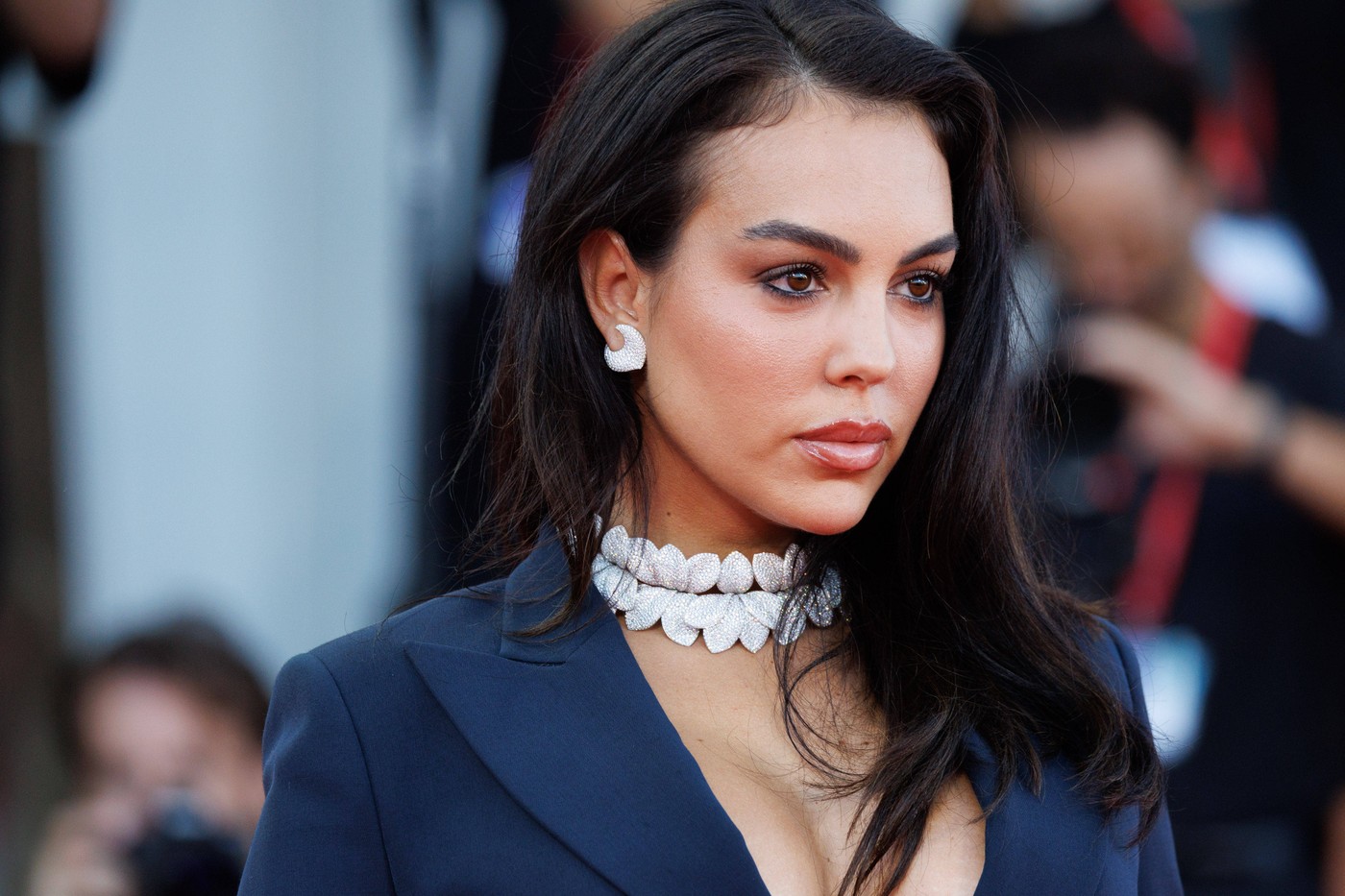 Cum a apărut Georgina Rodriguez la Festivalul de Film de la Veneția. A pășit pe covorul roșu cu bijuterii de peste 600.000 de euro