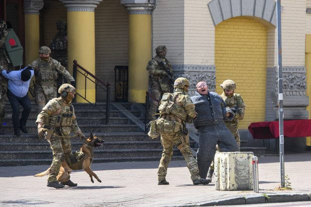 Lupta surdă dintre serviciile secrete din Ucraina escaladează în stradă la Kiev: împușcături între SBU și GUR
