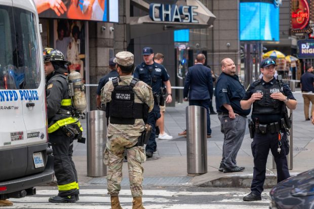 Atac armat în Times Square, New York: o femeie a înjunghiat doi oameni pe stradă și a fost împușcată mortal de poliție