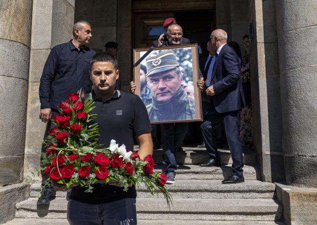 Criminalul de război Ratko Mladic, inmormântat ca un erou în Serbia: patriarhul, miniștri, fiul lui Vucic și mii de oameni, prezenți la funeralii I VIDEO
