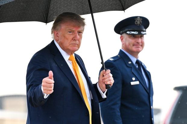 Donald Trump a coborât șaten din Air Force One și toată lumea se întreabă ce s-a întâmplat cu părul lui natural