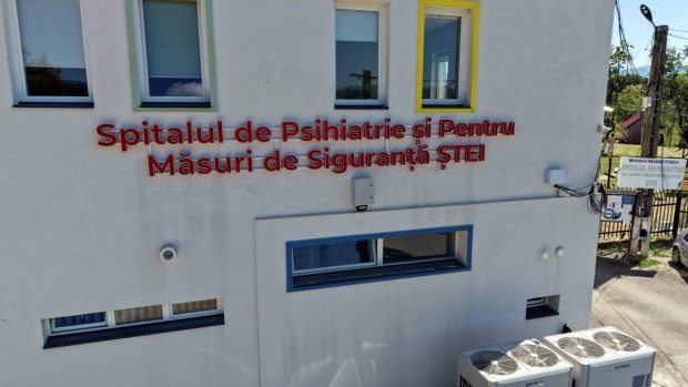 ​Incendiu la Spitalul de Psihiatrie și Măsuri de Siguranță Ștei din Bihor, zeci de persoane evacuate. A fost activat Planul Roșu de intervenție