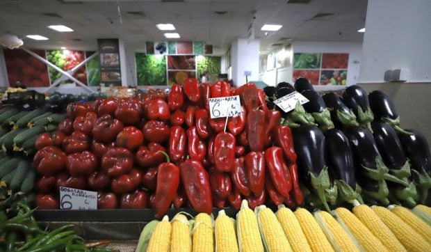 Cât costă să cumperi ingrediente pentru 10 borcane de zacuscă: calculul pentru rețeta tradițională cu vinete, ardei kapia, gogoșari și ceapă