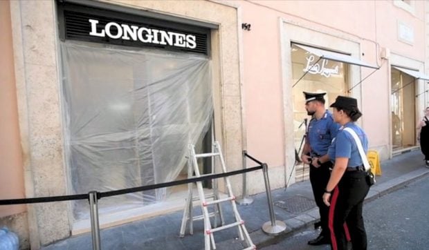 Peste 80 de ceasuri Longines de peste 100.000 de euro, furate în 50 de secunde. Hoții au intrat cu mașina prin vitrina boutique-ului din Roma